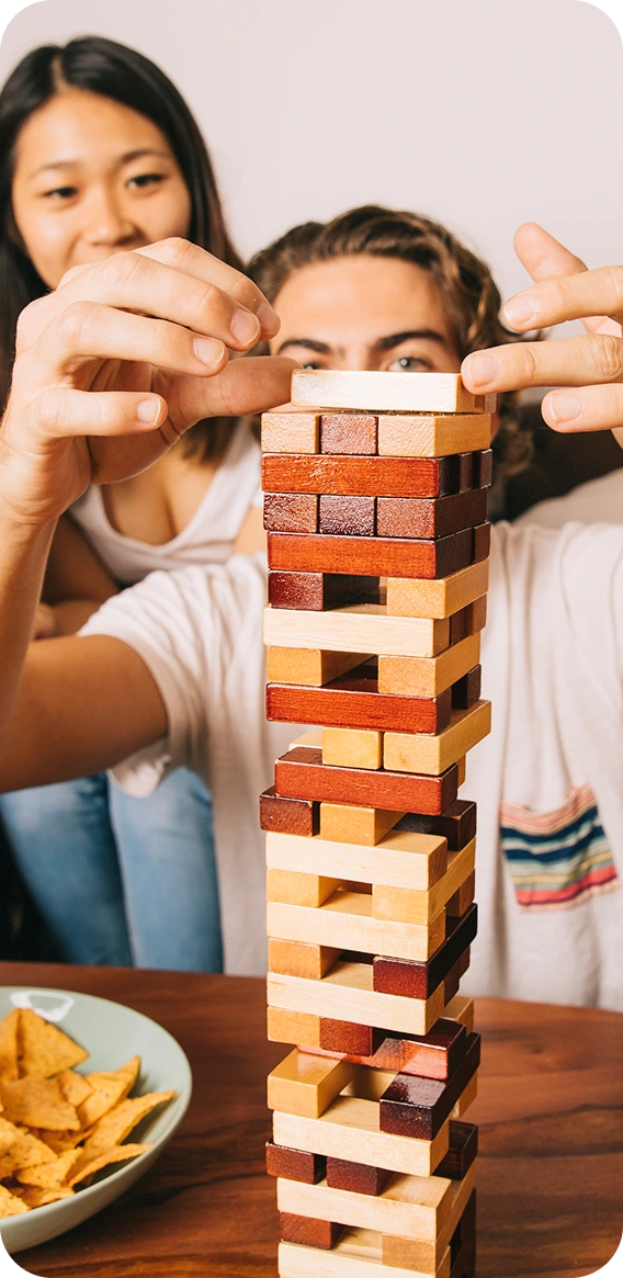 Vrolijke vriendengroep speelt samen een tafelspel tijdens een gezellige spelavond